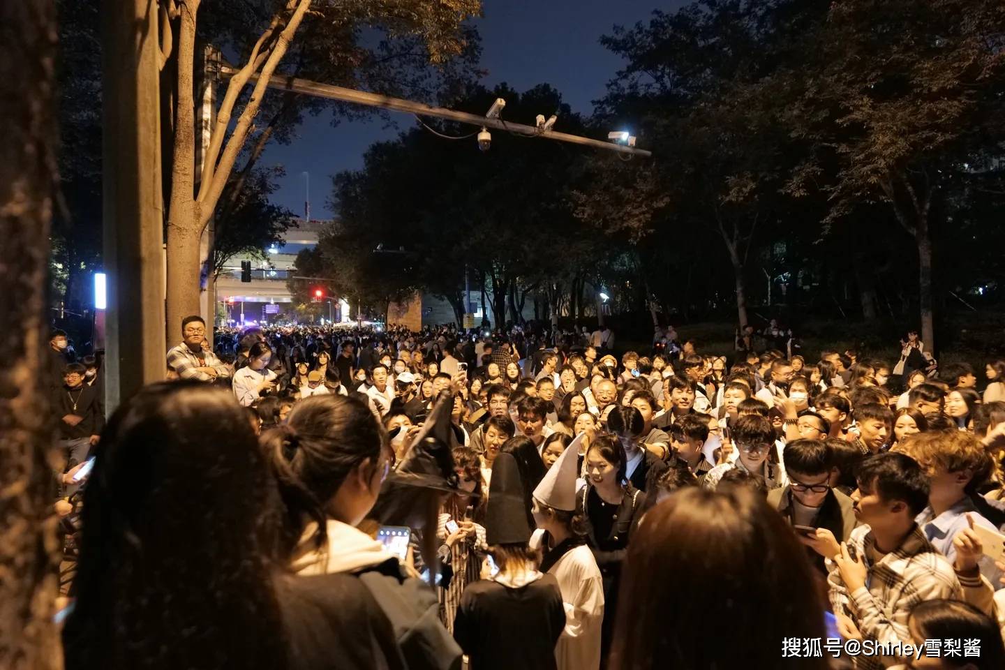 上海万圣节期间的顶流马路，因人山人海冲上热搜，地铁站都临时关闭了
