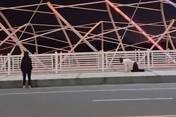 郑州警方通报“男子在桥上跪地爬行”，律师：娱乐行为也易涉及违法犯罪