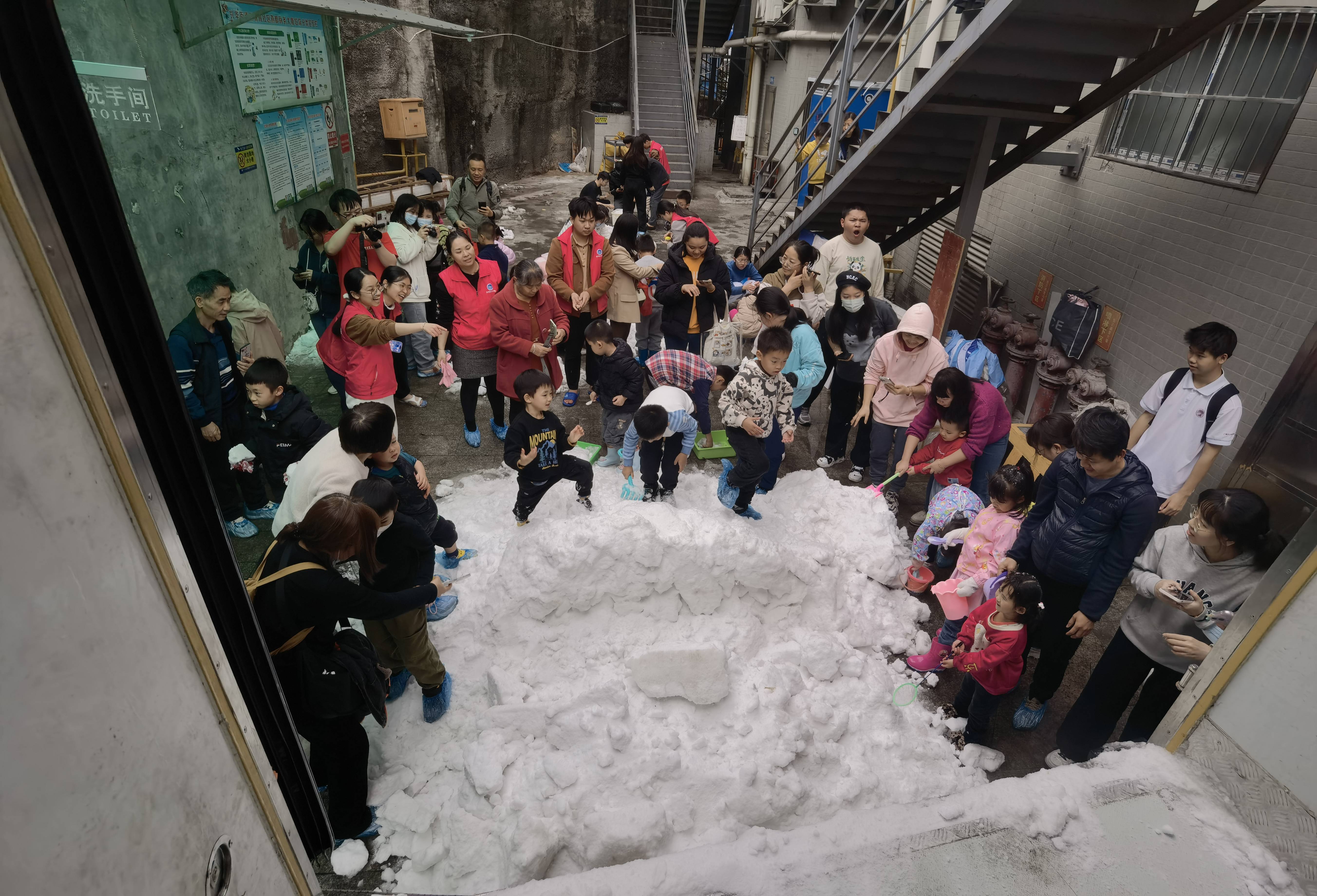 3300公里“北雪南运” 暖上热搜！三卡车哈尔滨的雪，运抵广州一特殊学校 第7张