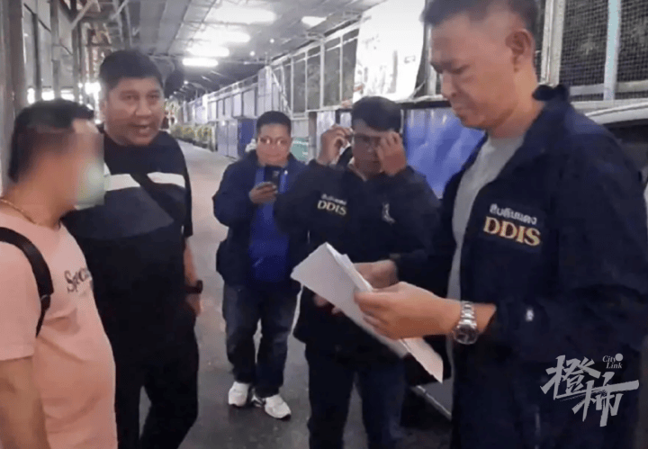 热搜！闯入酒店房间掳人！泰国警察参与绑架勒索5名中国游客近50万元，仍有3人在逃…… 第2张