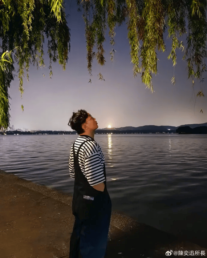 陈奕迅“夜游西湖”上热搜！网友：去偶遇她吗 第3张