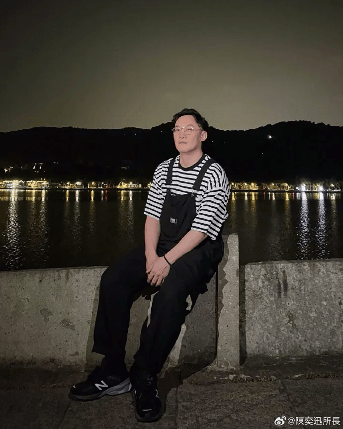 陈奕迅“夜游西湖”上热搜！网友：去偶遇她吗 第4张